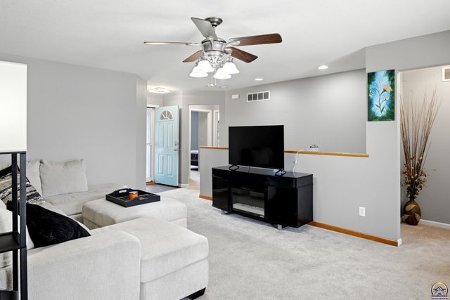 3832 NW Cherry Creek DR, Topeka, KS 66618