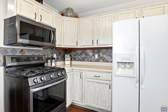 3832 NW Cherry Creek DR, Topeka, KS 66618