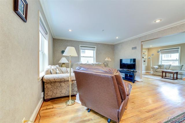 8161 Stratford Drive, St Louis, MO 63105