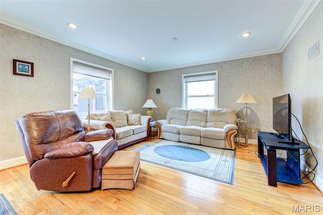 8161 Stratford Drive, St Louis, MO 63105