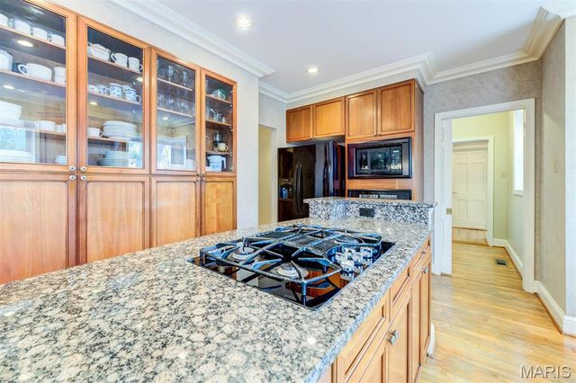 8161 Stratford Drive, St Louis, MO 63105