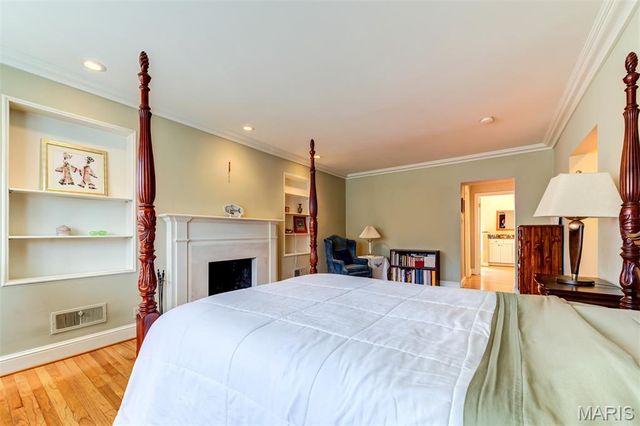 8161 Stratford Drive, St Louis, MO 63105