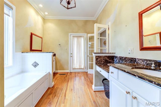 8161 Stratford Drive, St Louis, MO 63105