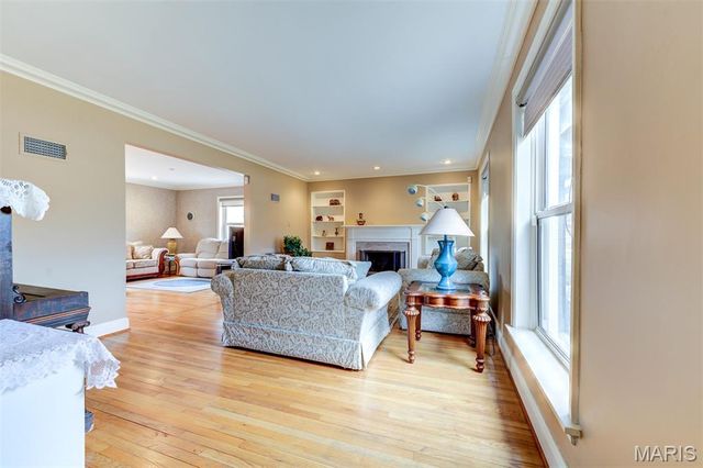 8161 Stratford Drive, St Louis, MO 63105