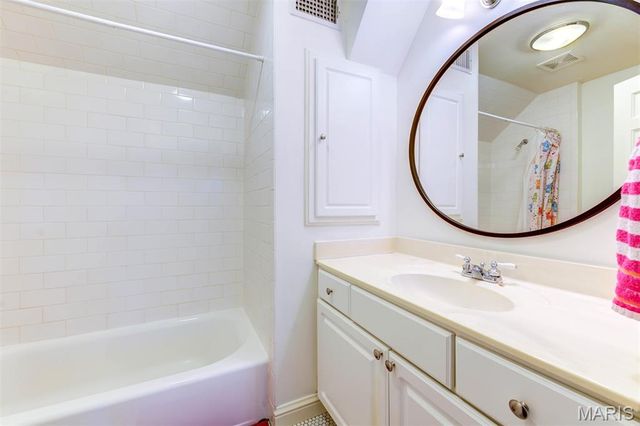 8161 Stratford Drive, St Louis, MO 63105