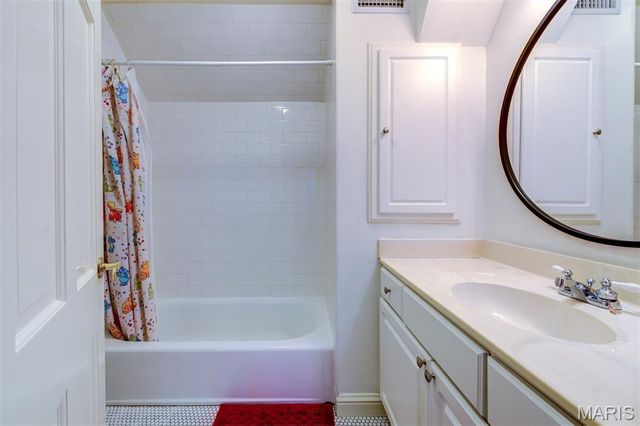 8161 Stratford Drive, St Louis, MO 63105