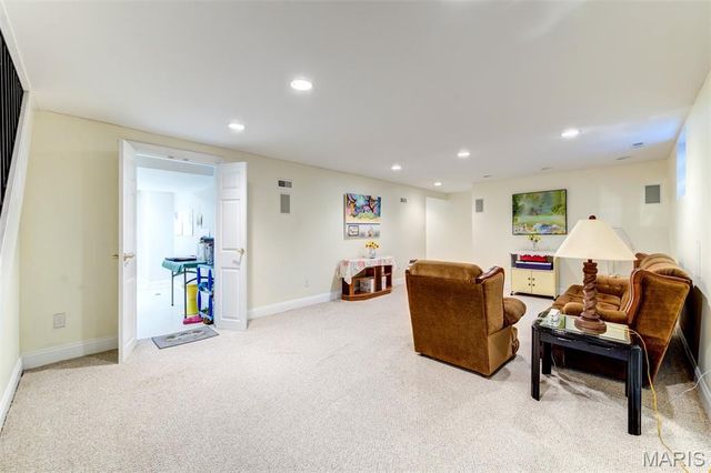 8161 Stratford Drive, St Louis, MO 63105