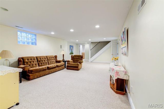 8161 Stratford Drive, St Louis, MO 63105