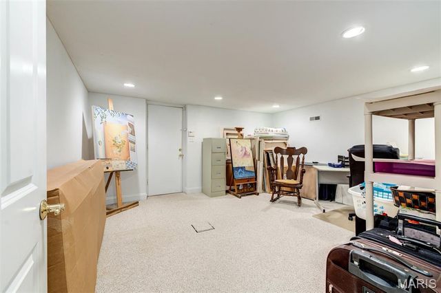 8161 Stratford Drive, St Louis, MO 63105