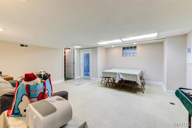 8161 Stratford Drive, St Louis, MO 63105