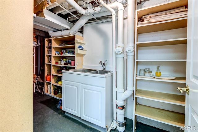 8161 Stratford Drive, St Louis, MO 63105