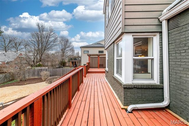 8161 Stratford Drive, St Louis, MO 63105