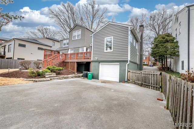 8161 Stratford Drive, St Louis, MO 63105