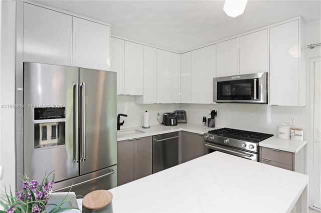 930 N 11th Ct, Hollywood, FL 33019