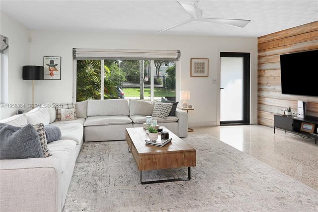 930 N 11th Ct, Hollywood, FL 33019