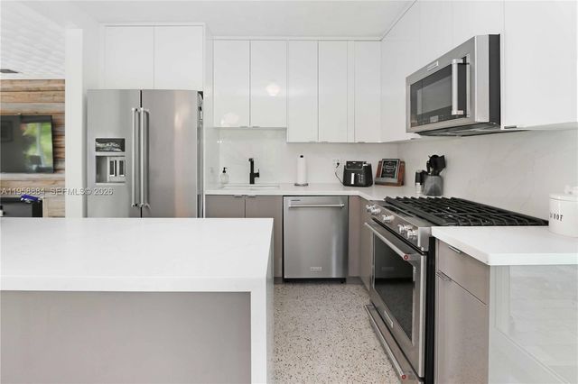 930 N 11th Ct, Hollywood, FL 33019