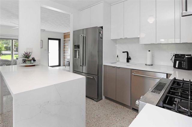 930 N 11th Ct, Hollywood, FL 33019