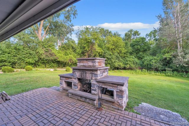 18090 Curtis Court, Livonia, MI 48152
