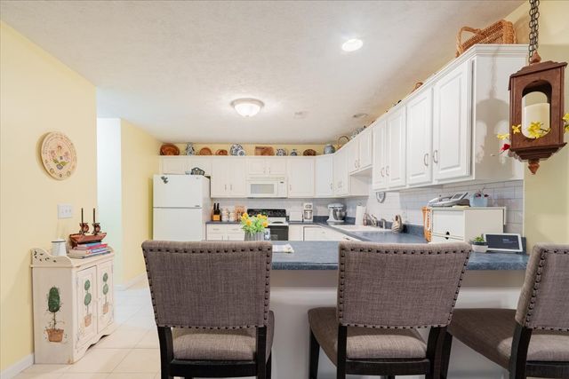 16 Grape Vine Lane, Bloomington, IL 61704