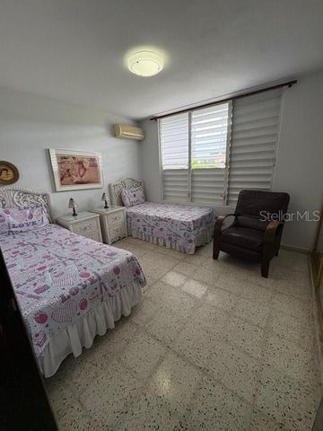 URB SANTA PAULA CALLE LAS COLINAS 123, Guaynabo, PR 00969