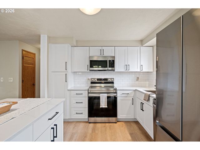 3361 HONEYWOOD St, Eugene, OR 97408