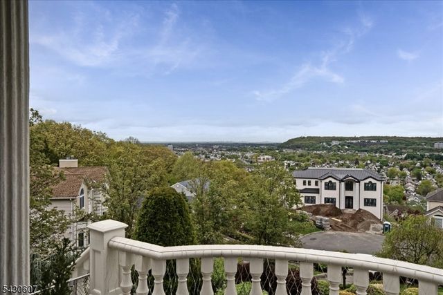 47 Mountainwood Ct, Totowa Boro, NJ 07512