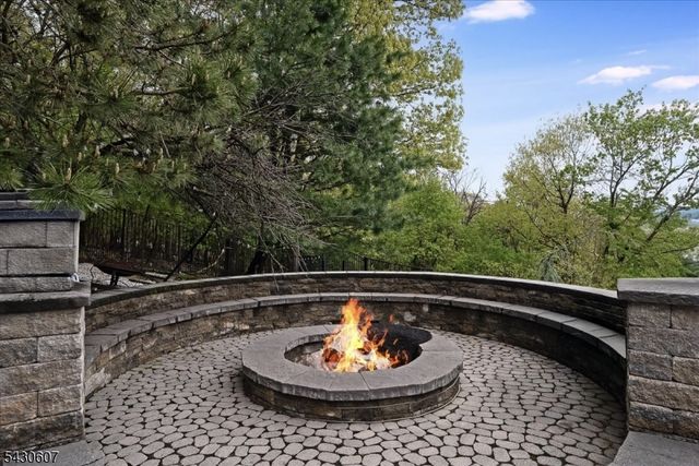 47 Mountainwood Ct, Totowa Boro, NJ 07512