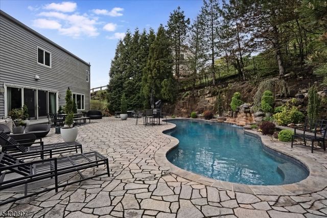 47 Mountainwood Ct, Totowa Boro, NJ 07512