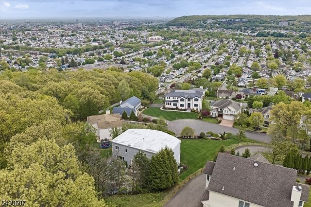 47 Mountainwood Ct, Totowa Boro, NJ 07512