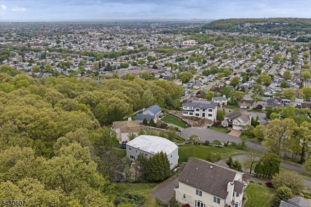 47 Mountainwood Ct, Totowa Boro, NJ 07512