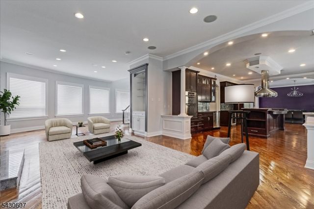 47 Mountainwood Ct, Totowa Boro, NJ 07512
