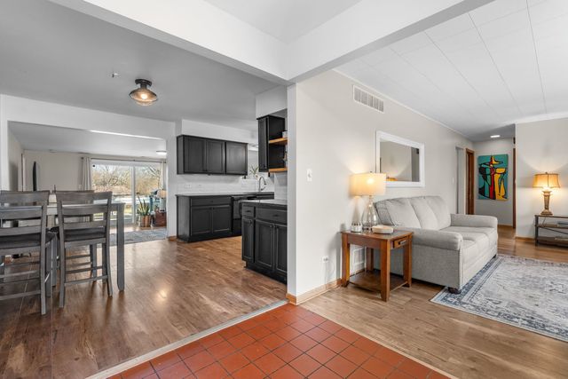 933 N Midlothian Road, Mundelein, IL 60060