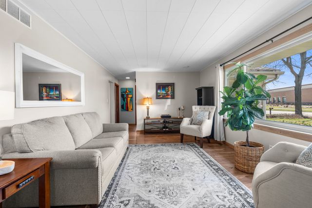 933 N Midlothian Road, Mundelein, IL 60060