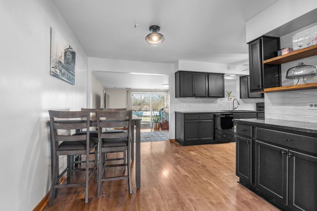 933 N Midlothian Road, Mundelein, IL 60060