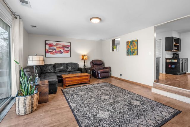 933 N Midlothian Road, Mundelein, IL 60060