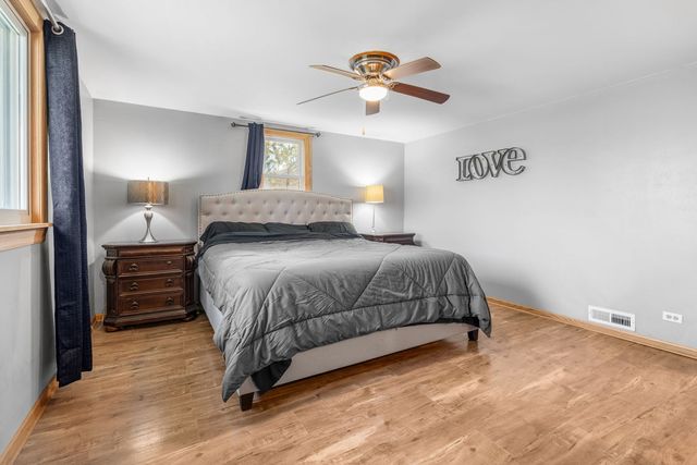 933 N Midlothian Road, Mundelein, IL 60060