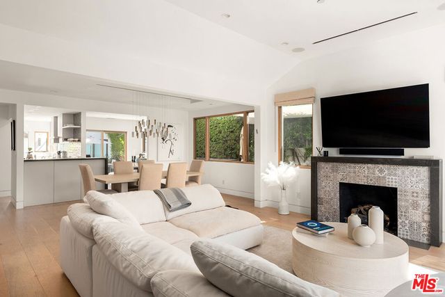 6241 Drexel Avenue, Los Angeles, CA 90048