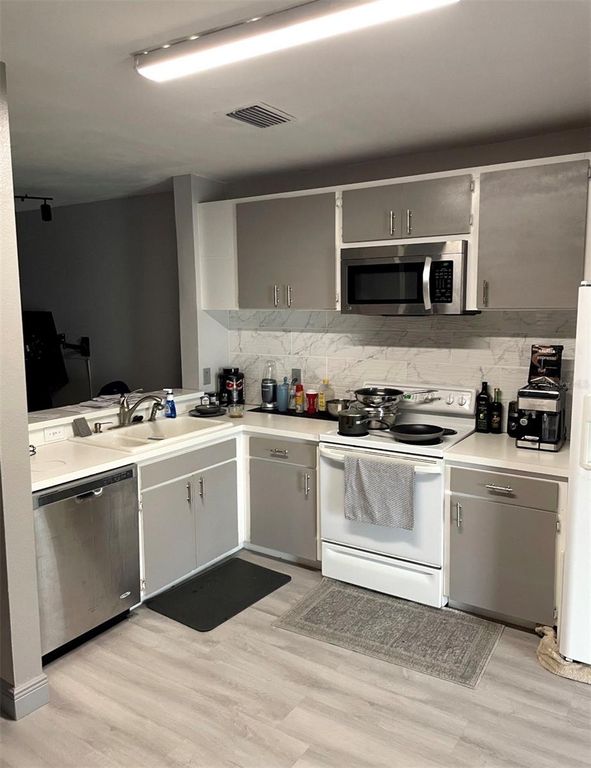 Image 9 of property listing at 6210 BAYSIDE KEY DRIVE, Tampa, FL 33615