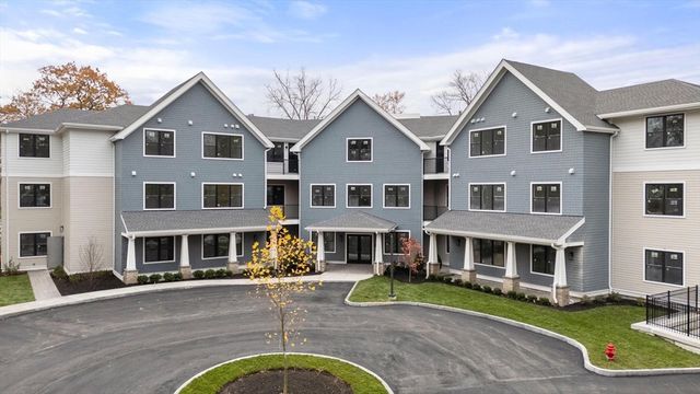 16 Stearns Rd 101, Wellesley, MA 02482