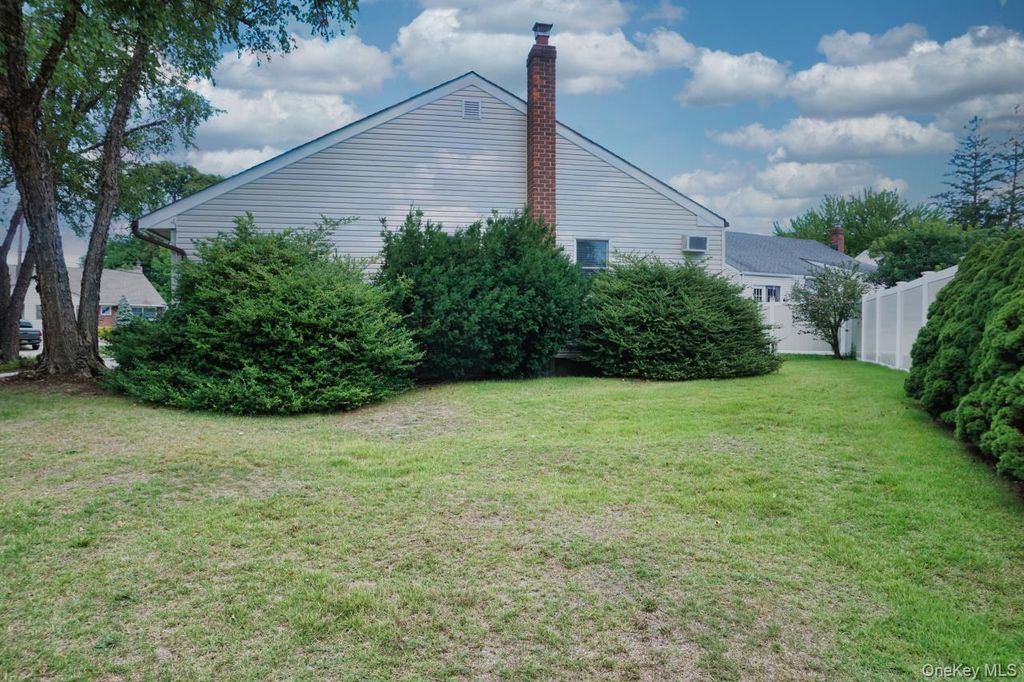 108 Glen Road, North Babylon, NY 11703 — photo 5
