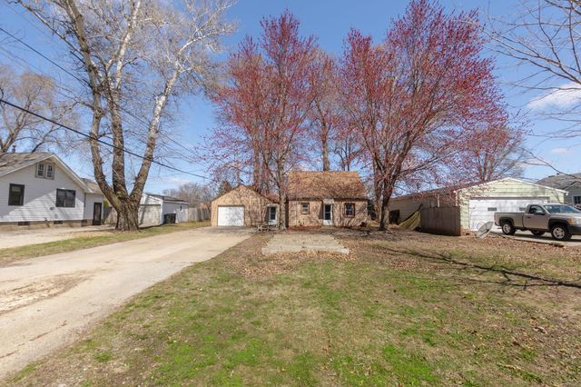 915 Cadam Court, Cedar Falls, IA 50613