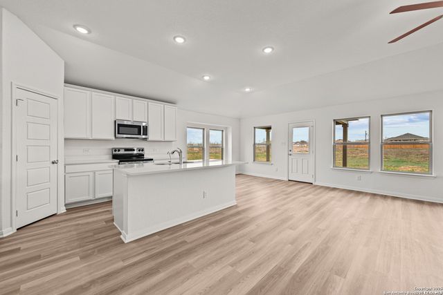 100 PRESCOTT DR, Floresville, TX 78114