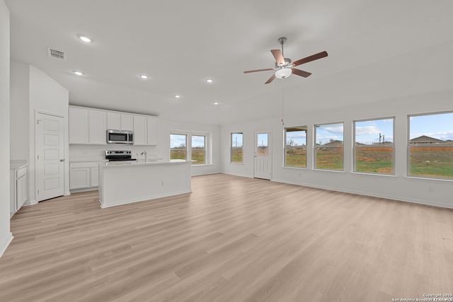 100 PRESCOTT DR, Floresville, TX 78114