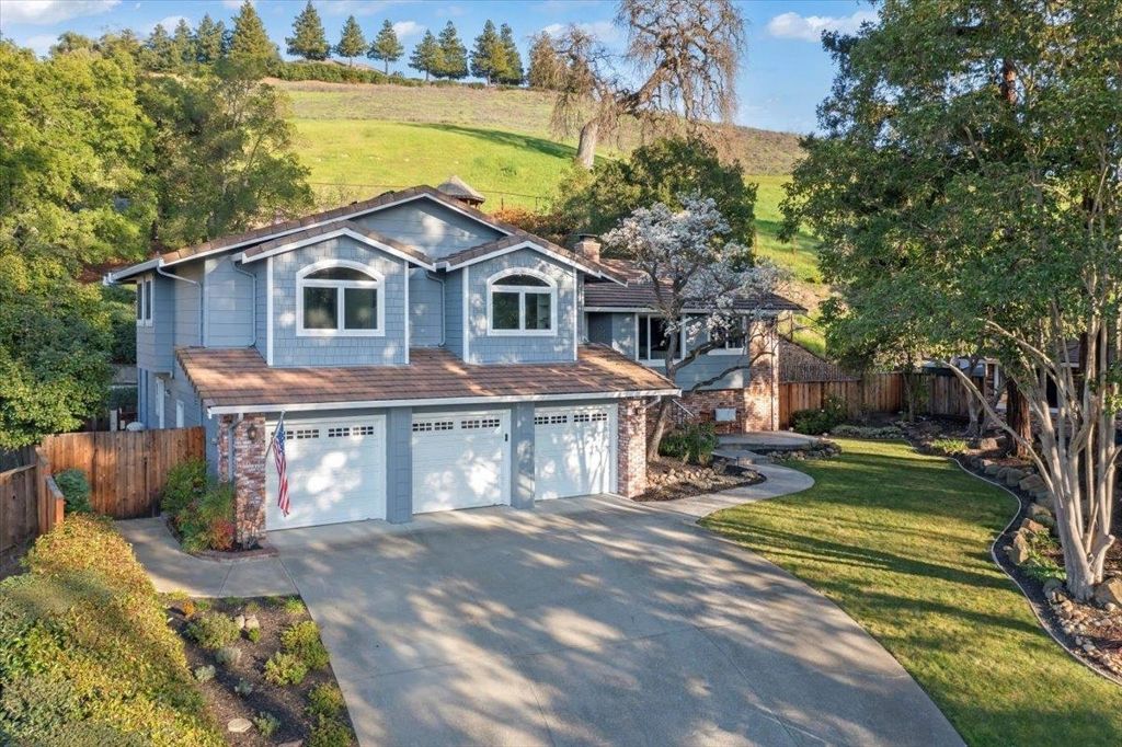 Image 3 of property listing at 61 61 Willowview Ct, Danville, CA 94526