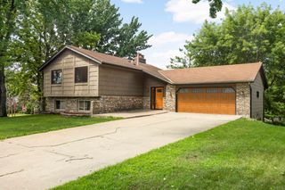 8666 Windward Circle, Eden Prairie, MN 55344