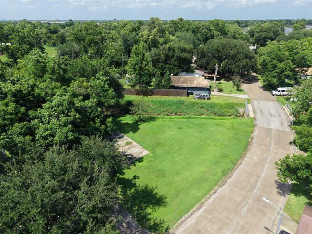 522 Surratt Drive, Houston, TX 77091