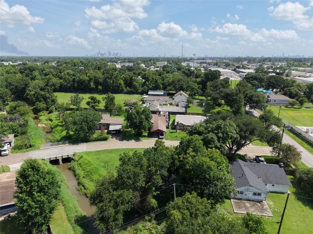 522 Surratt Drive, Houston, TX 77091