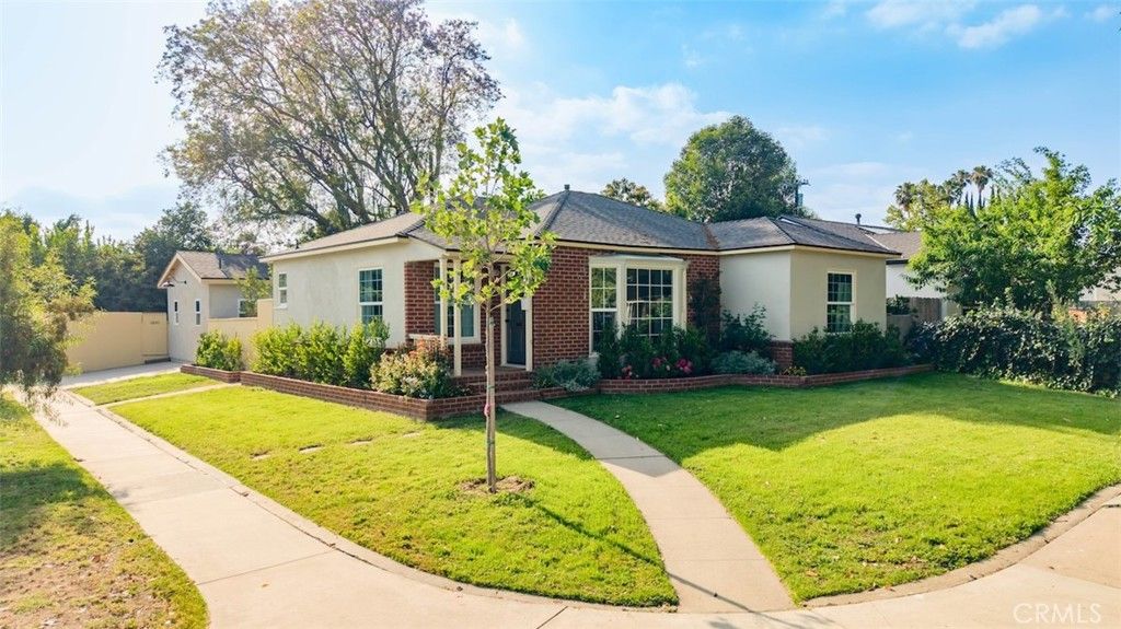 Image 1 of property listing at 6525 Ruffner Avenue, Lake Balboa, CA 91406