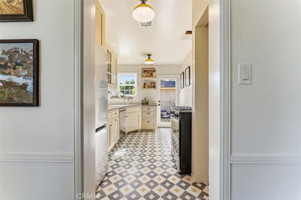 Image 7 of property listing at 6525 Ruffner Avenue, Lake Balboa, CA 91406