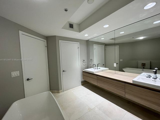 17301 Biscayne Blvd 2105, North Miami Beach, FL 33160